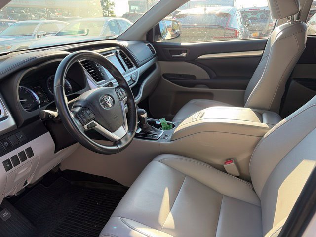 Used 2019 Toyota Highlander XLE AWD/4WD image 14