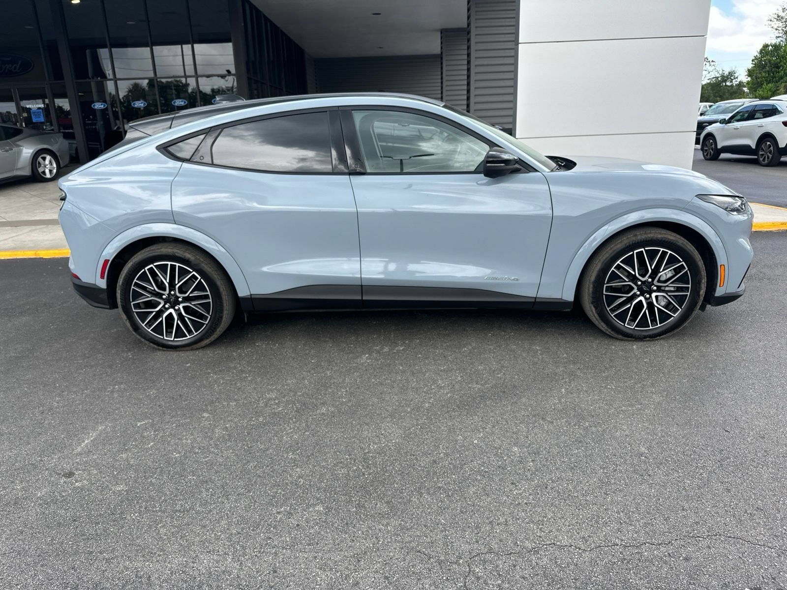 Certified 2025 Ford Mustang Mach-E Premium AWD/4WD image 3