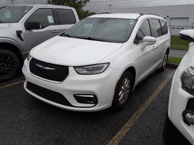 Used 2022 Chrysler Pacifica Touring-L FWD image 3