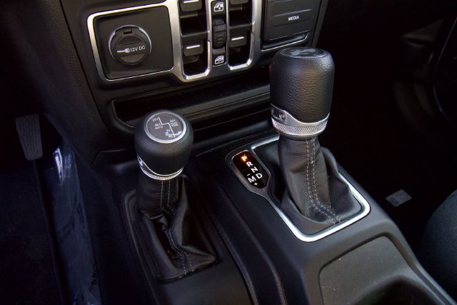 Used 2025 Jeep Wrangler Unlimited Sahara w/ Safety Group AWD/4WD image 25