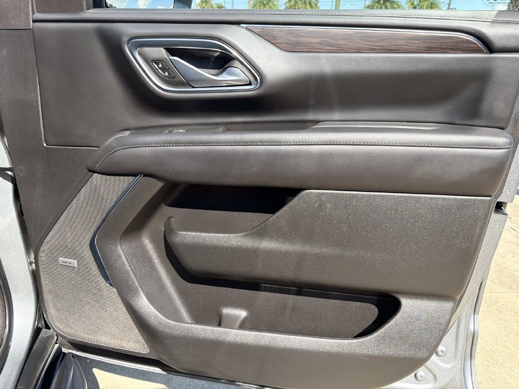 Used 2023 Chevrolet Suburban LT w/ Luxury Package RWD image 17