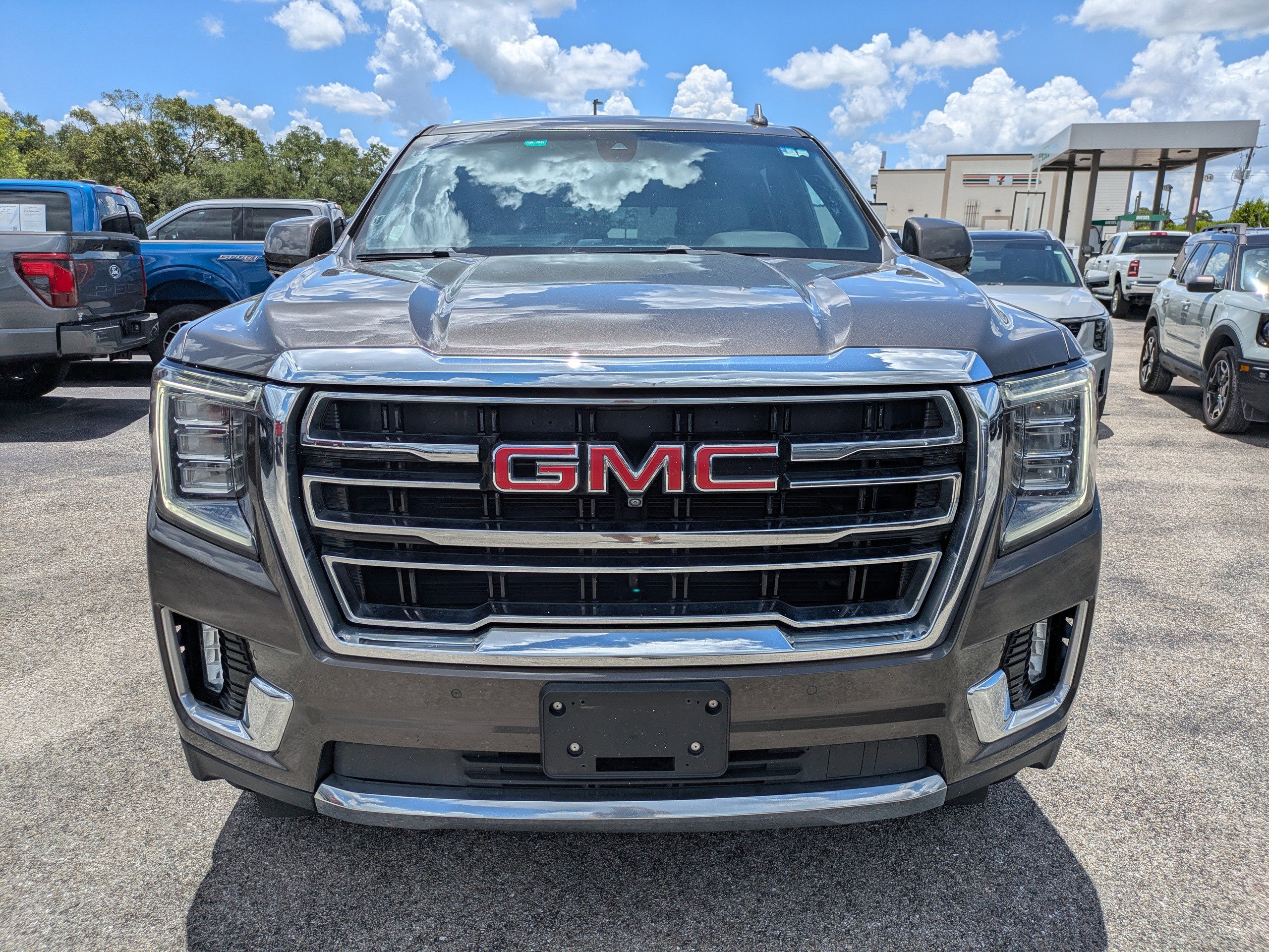 Used 2021 GMC Yukon SLT w/ SLT Premium Package AWD/4WD image 9