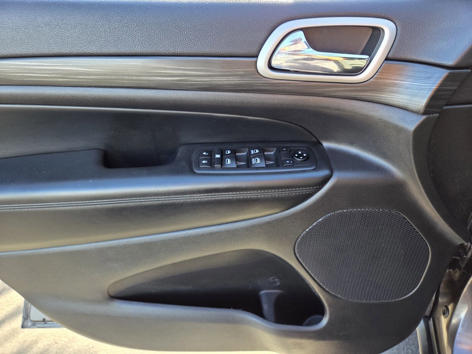 Used 2021 Jeep Grand Cherokee Laredo image 17