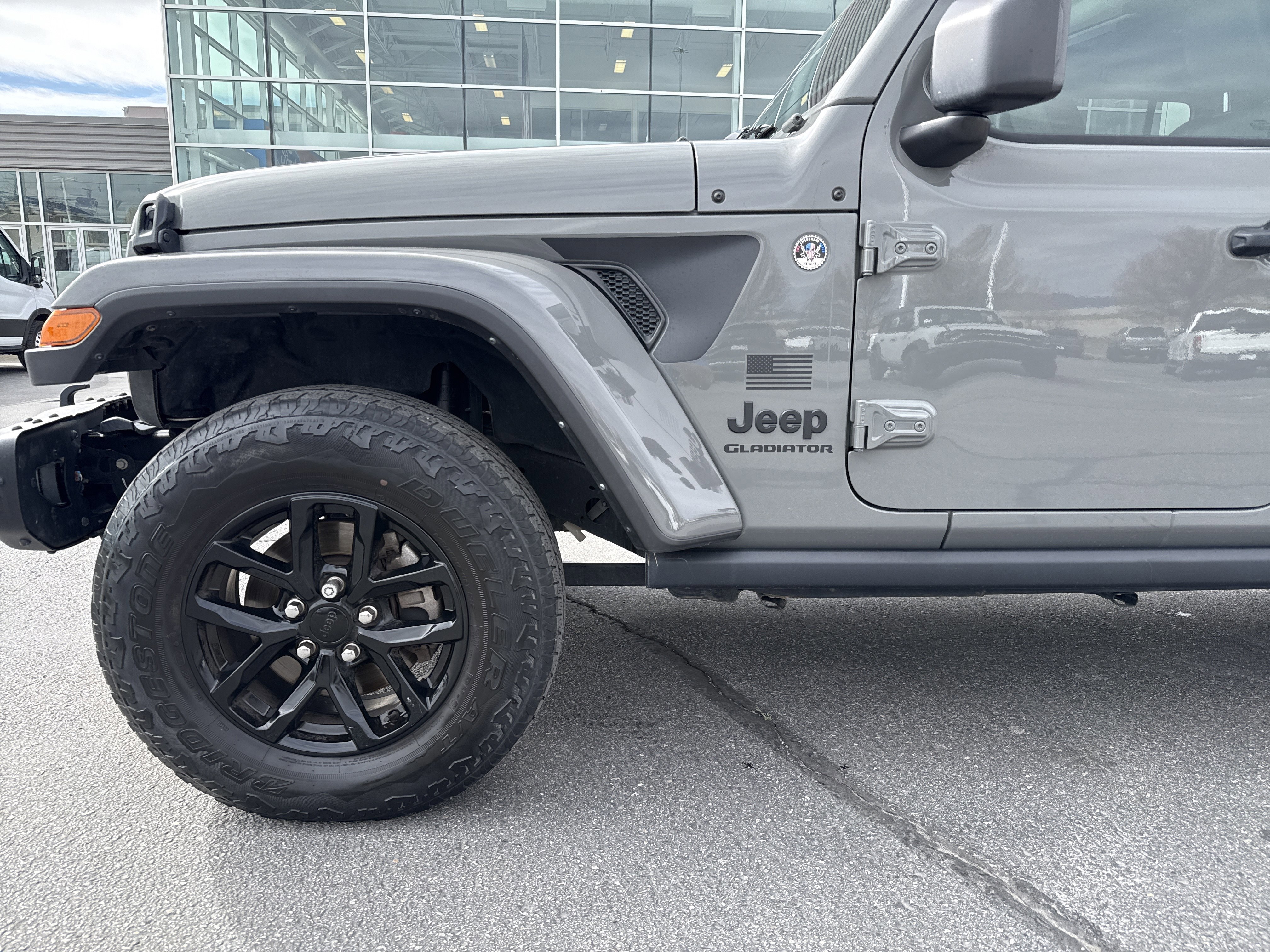 Used 2023 Jeep Gladiator Sport image 3