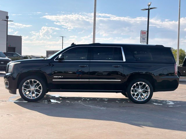 Used 2020 GMC Yukon XL Denali w/ Denali Premium Package AWD/4WD image 4