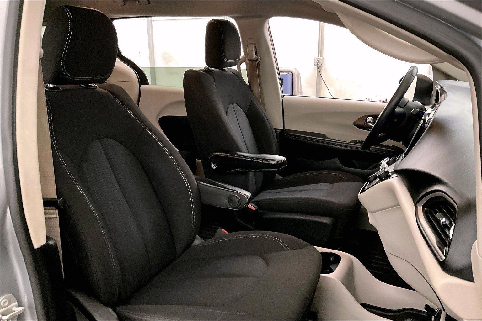 Used 2020 Chrysler Voyager L image 7