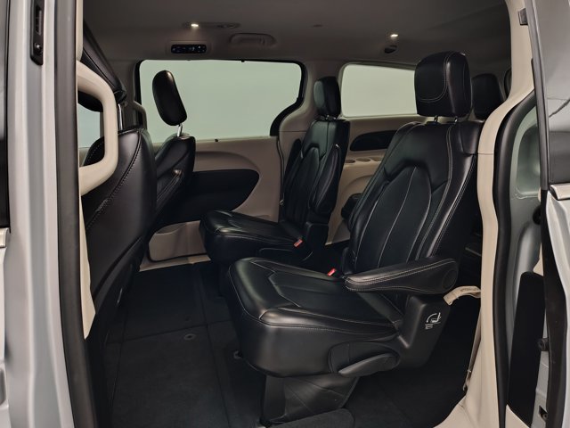 Used 2024 Chrysler Pacifica Touring-L FWD image 24