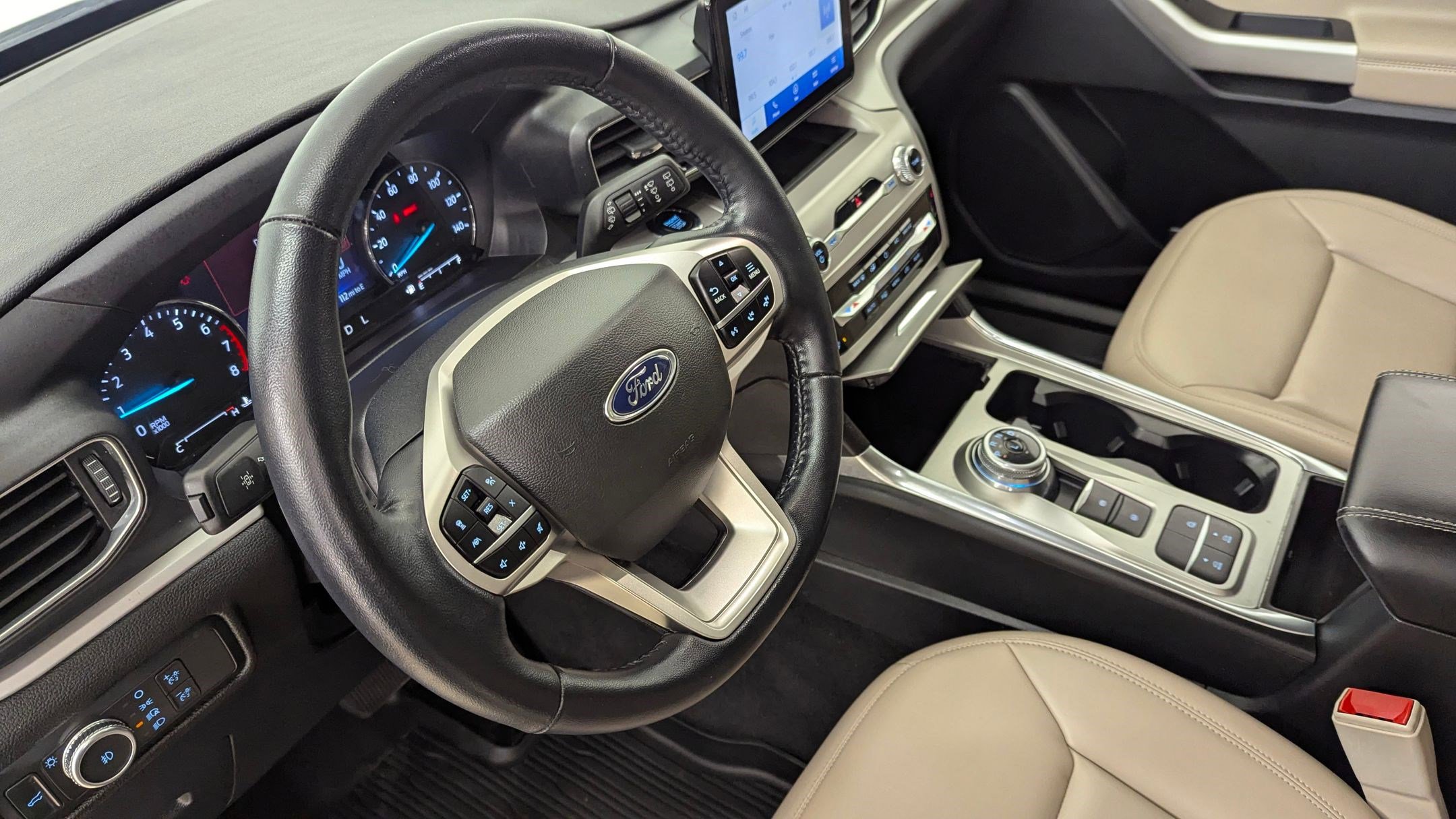 Certified 2022 Ford Explorer XLT w/ Equipment Group 202A image 4