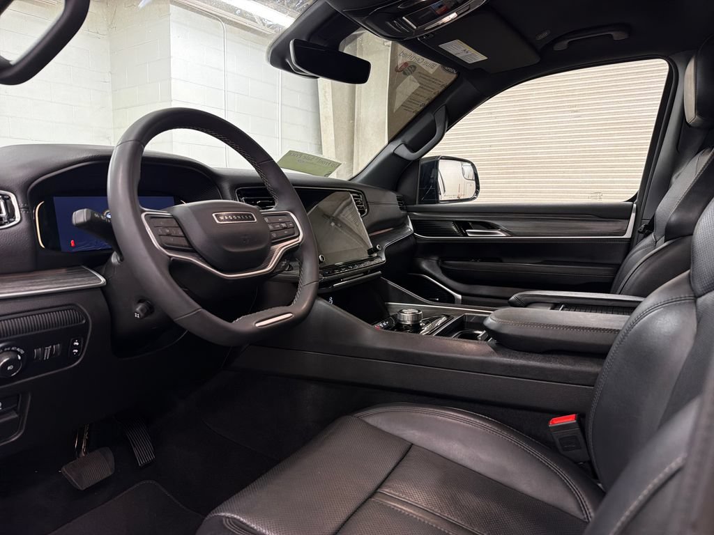 Used 2024 Jeep Wagoneer L Series II RWD image 6