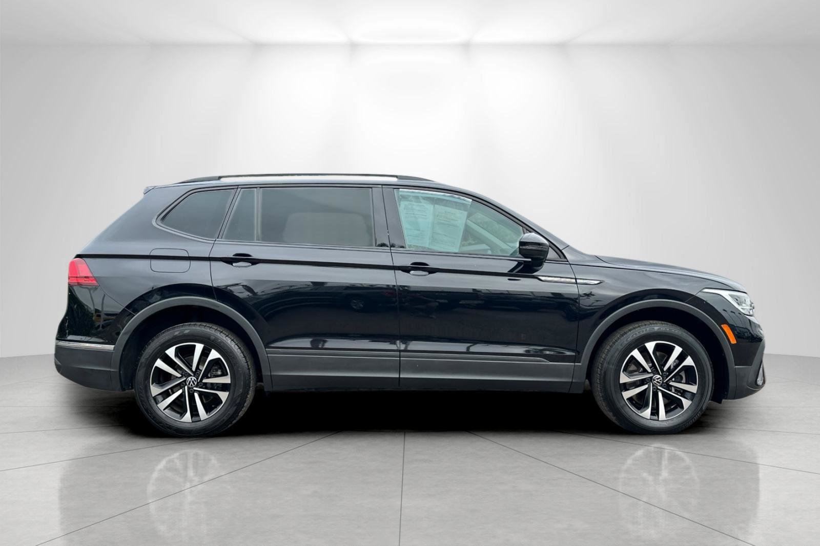 Used 2022 Volkswagen Tiguan S image 2