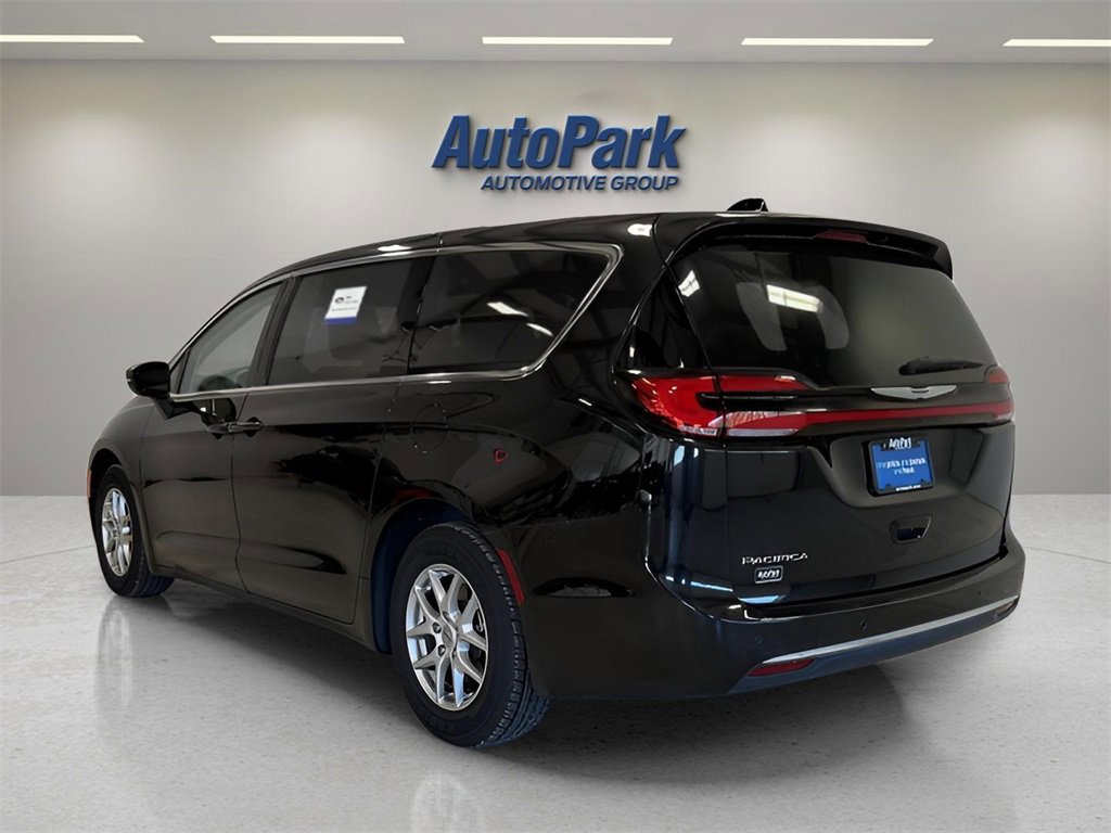 Used 2023 Chrysler Pacifica Touring-L image 3