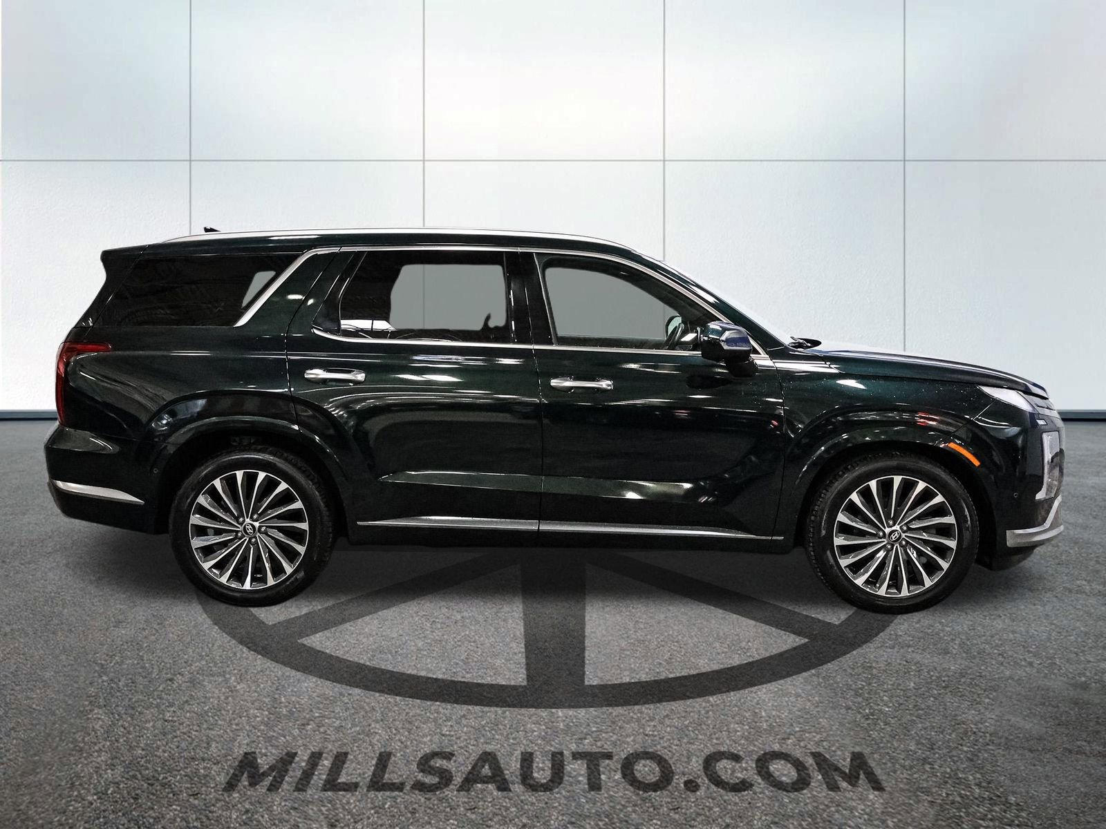 Used 2024 Hyundai Palisade Calligraphy image 3