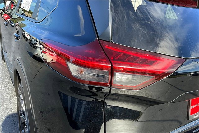 Used 2024 Nissan Rogue SV image 28