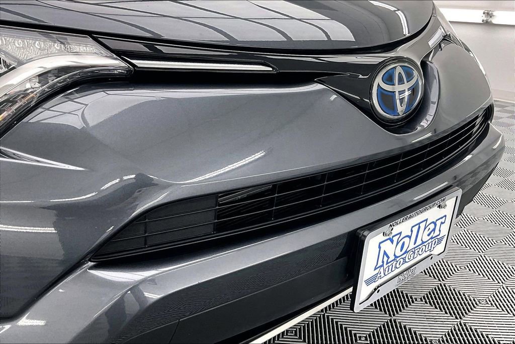 Used 2018 Toyota RAV4 LE image 28