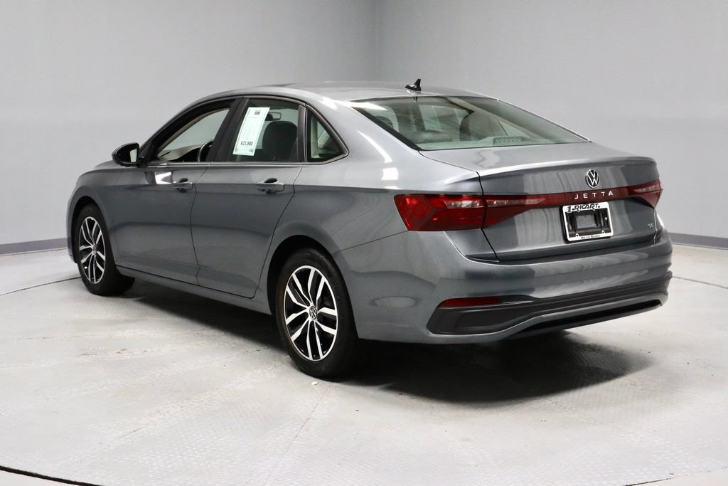 Used 2025 Volkswagen Jetta SE FWD image 9