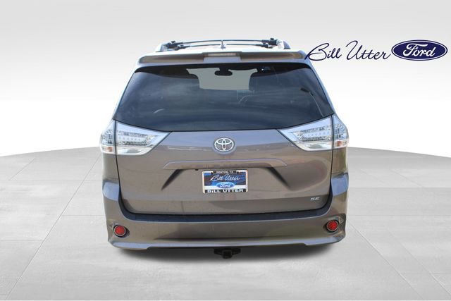 Used 2019 Toyota Sienna SE image 4