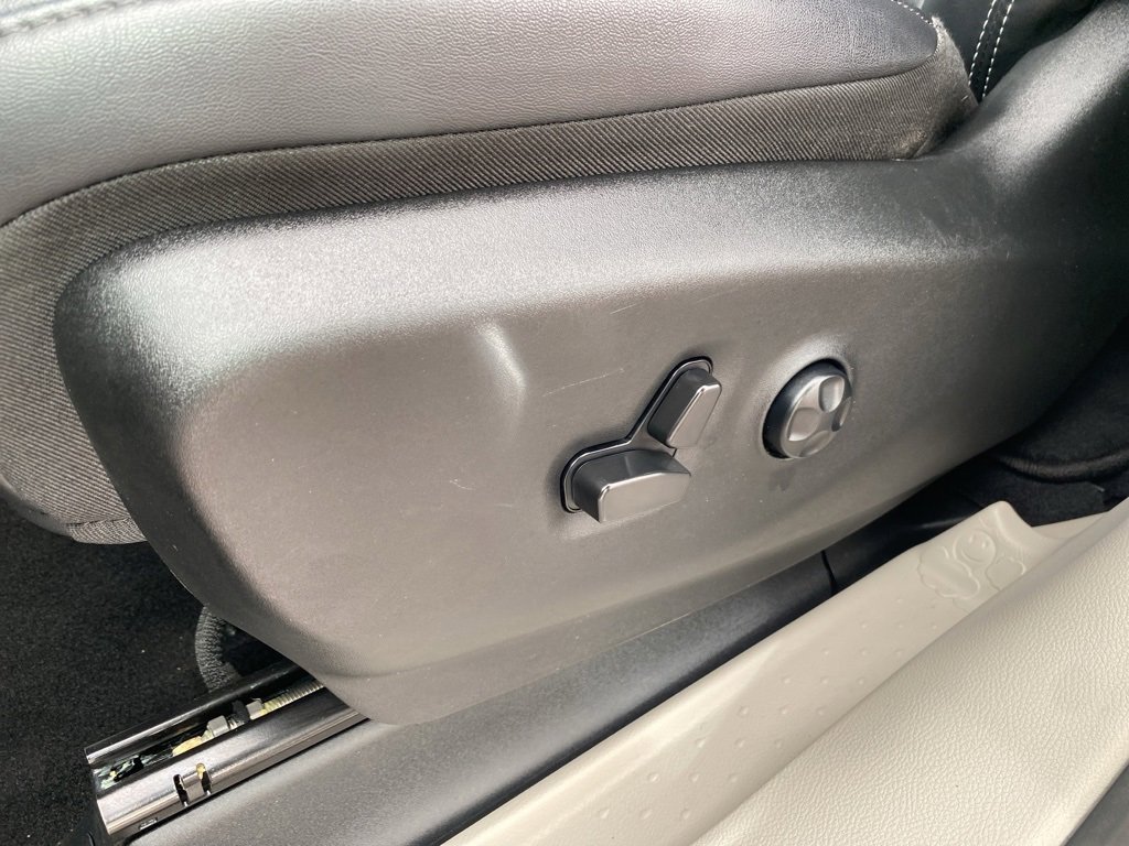 Used 2024 Chrysler Pacifica Touring-L image 28