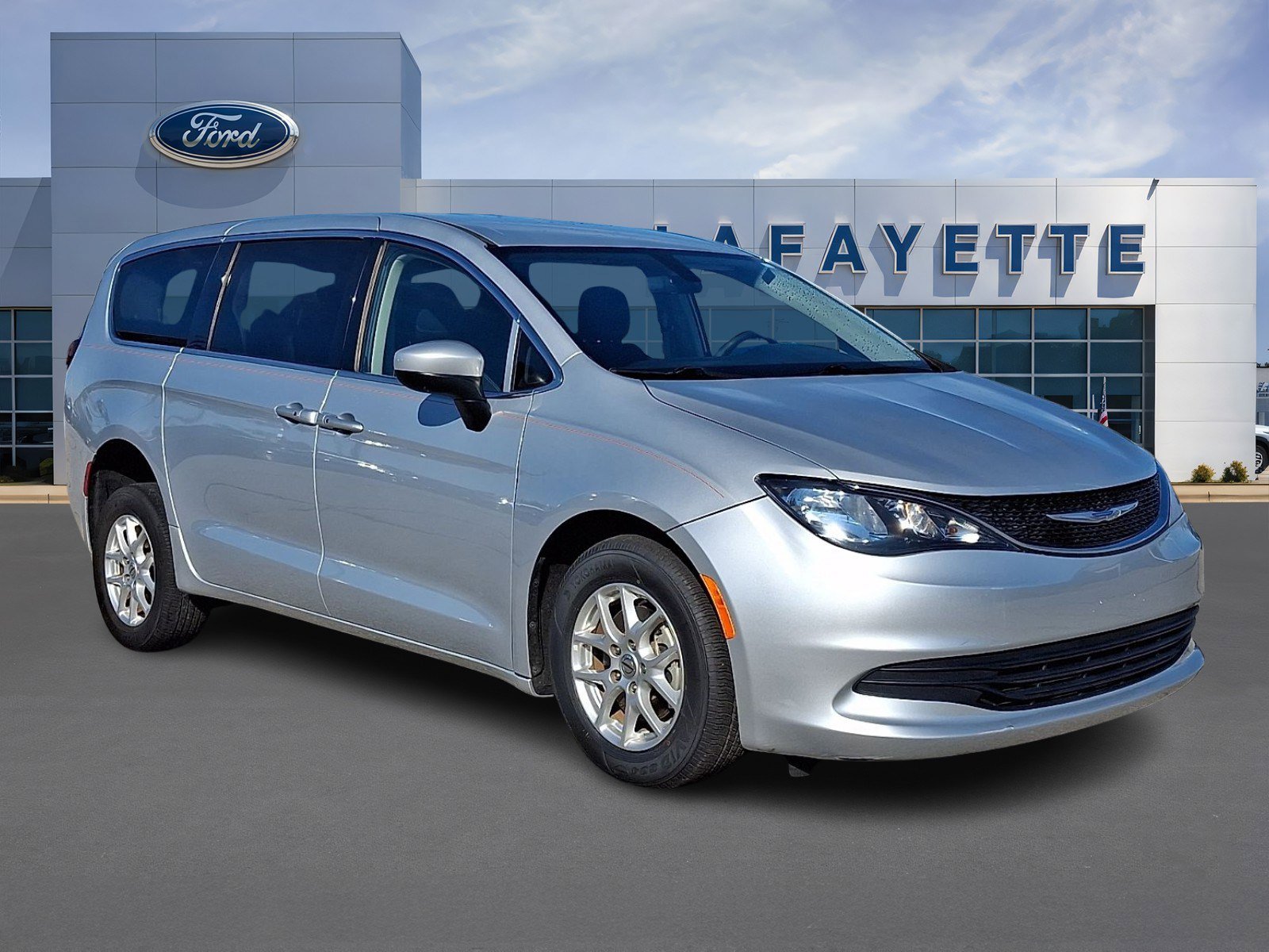 Used 2022 Chrysler Voyager LX image 1