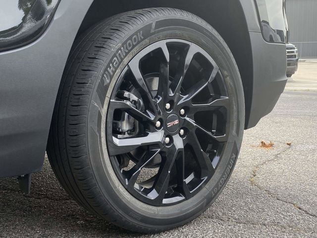 Used 2023 GMC Terrain SLT w/ Tech Package FWD image 11
