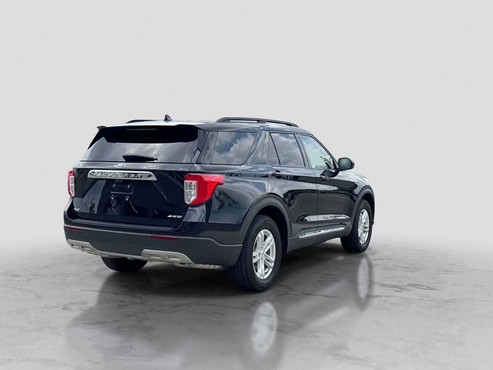 Certified 2023 Ford Explorer XLT w/ Equipment Group 202A AWD/4WD image 8