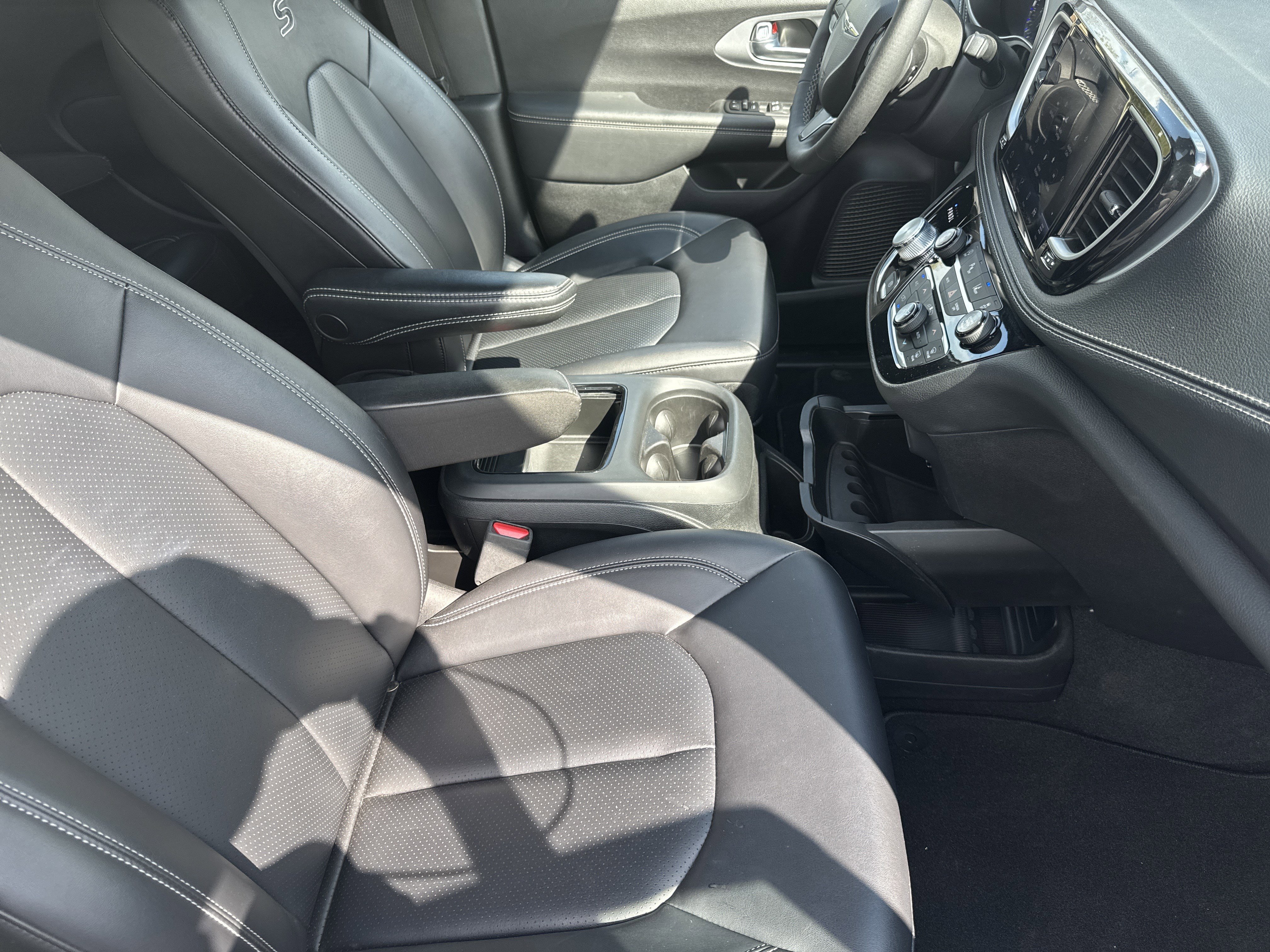 Used 2024 Chrysler Pacifica Touring-L w/ S Appearance Package FWD image 25