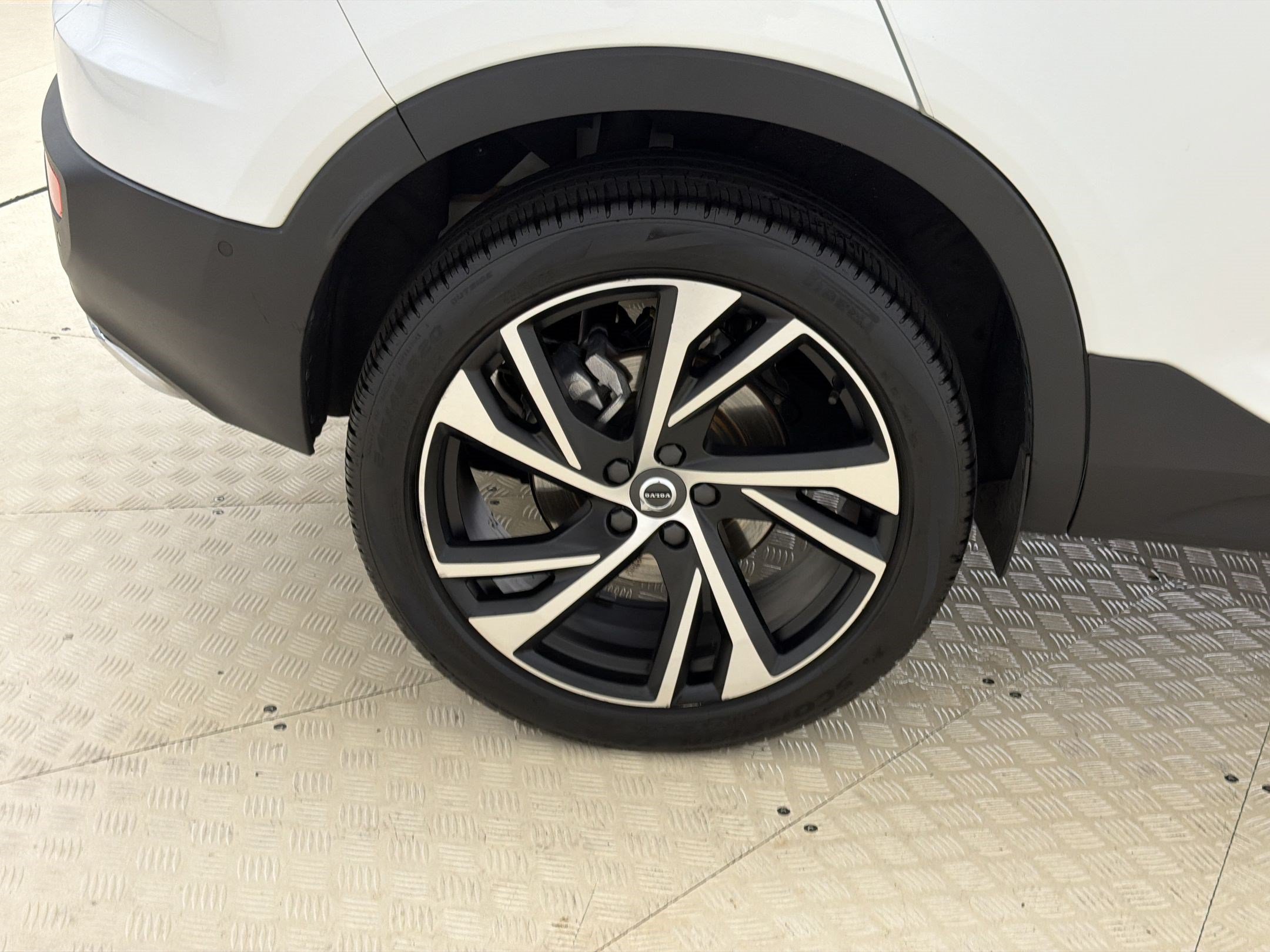 Used 2019 Volvo XC40 T5 R-Design AWD/4WD image 12