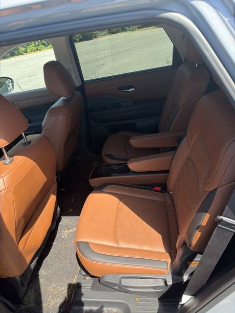 Used 2025 Nissan Pathfinder Platinum image 7