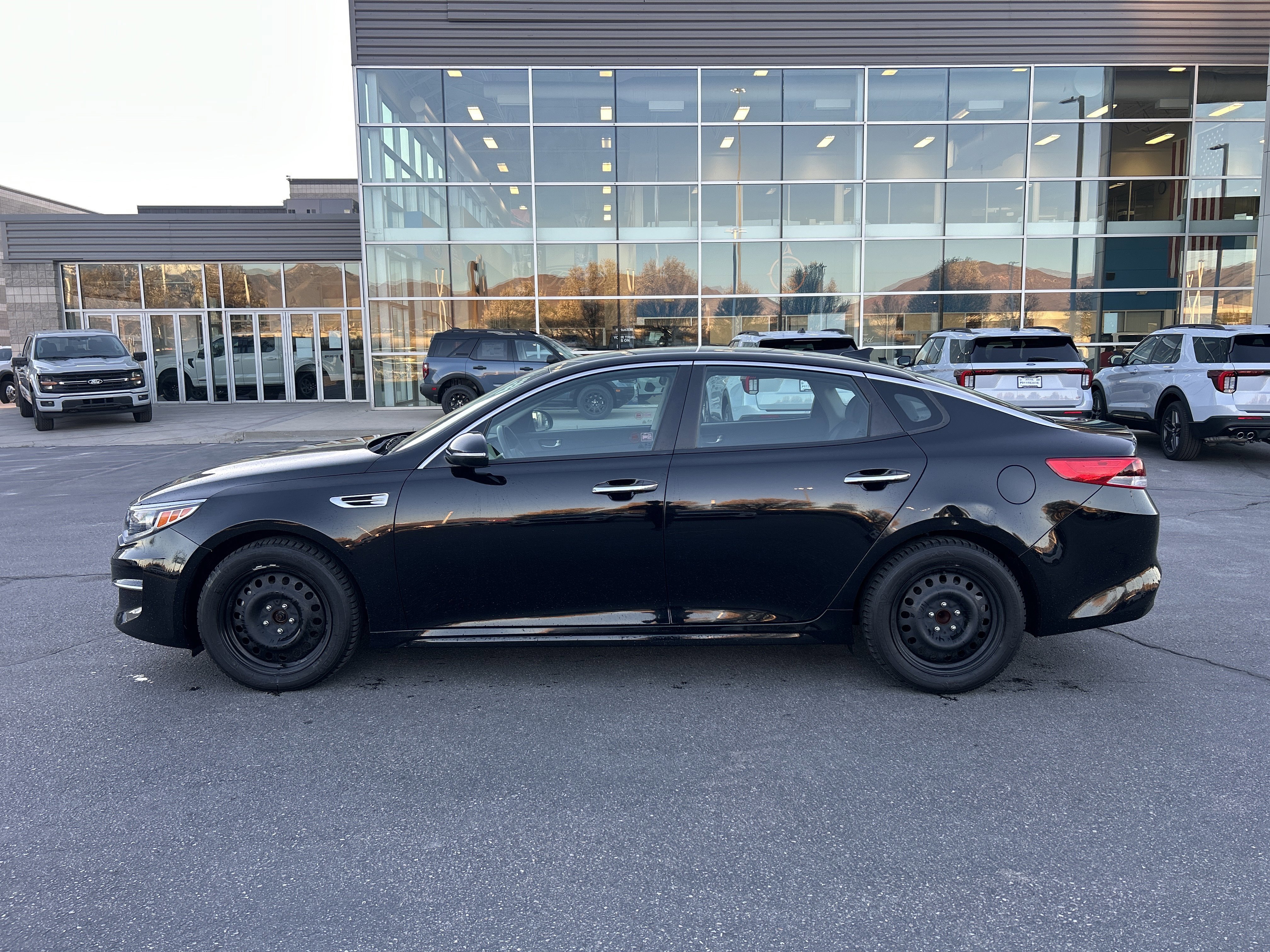 Used 2018 Kia Optima LX w/ 17" Alloy Wheels Package image 2