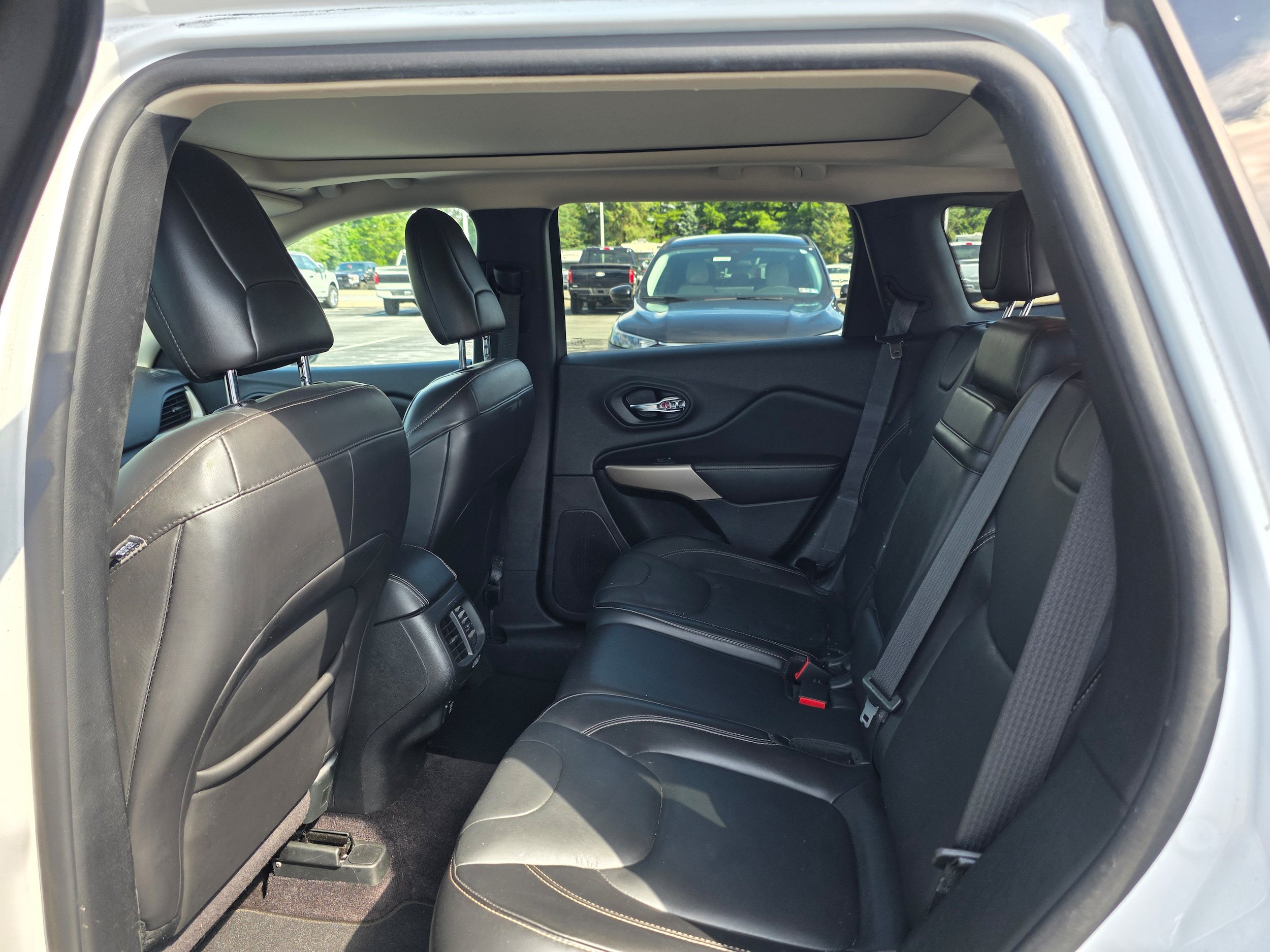 Used 2018 Jeep Cherokee Limited AWD/4WD image 7