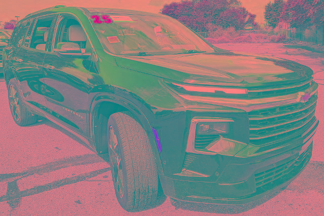 Used 2025 Chevrolet Traverse High Country FWD image 1