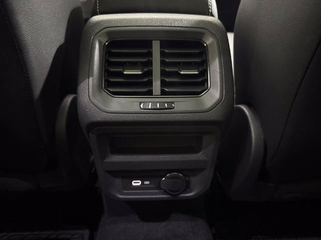 Used 2023 Volkswagen Tiguan SE w/ Panoramic Sunroof Package FWD image 24