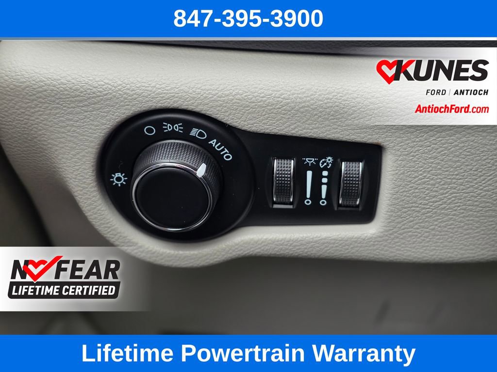 Used 2022 Chrysler Voyager LX FWD image 42