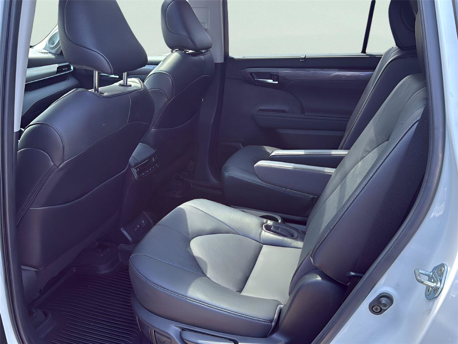 Used 2023 Toyota Highlander Platinum FWD image 6