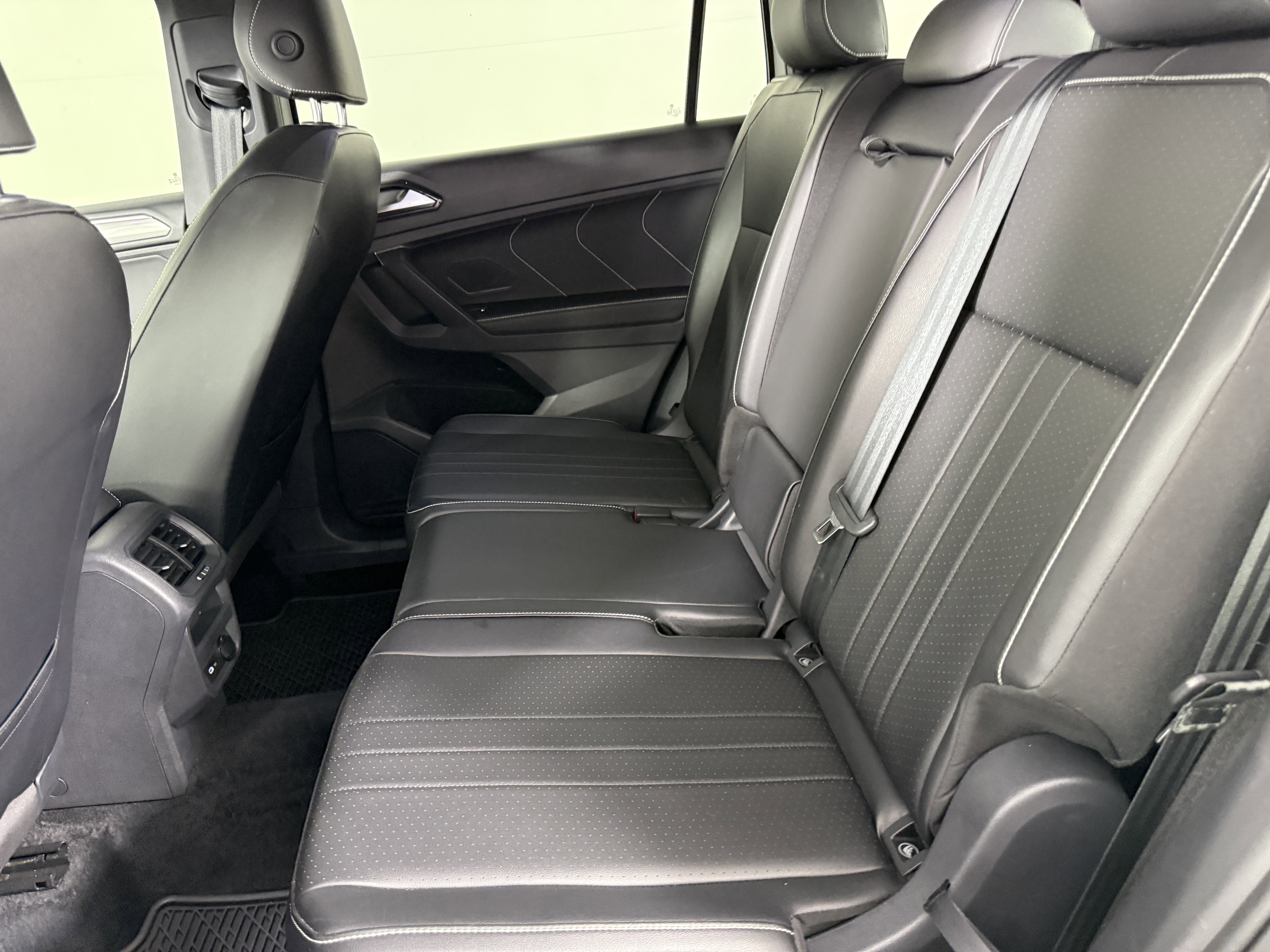 Used 2024 Volkswagen Tiguan SE R-Line image 14