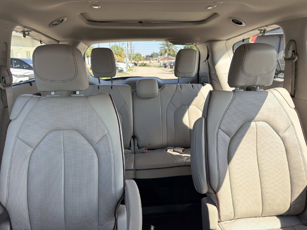 Used 2020 Chrysler Pacifica Limited w/ Advanced Safetytec Group FWD image 12