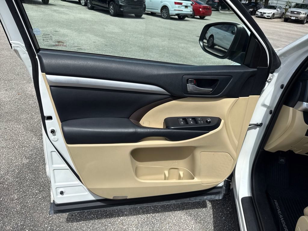 Used 2019 Toyota Highlander XLE AWD/4WD image 14