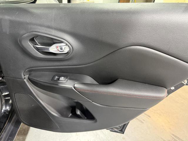 Used 2019 Jeep Cherokee Trailhawk AWD/4WD image 24