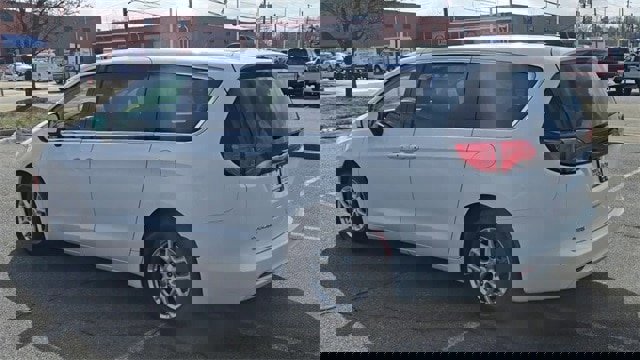 Used 2022 Chrysler Voyager LX image 4