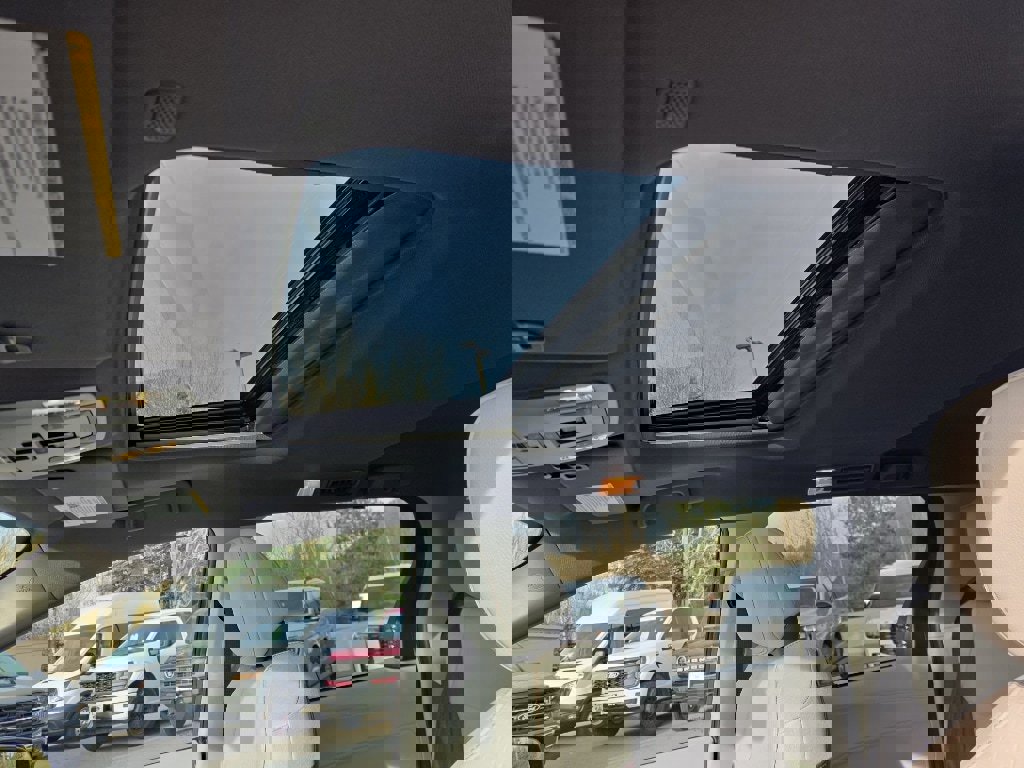 Used 2024 Toyota Sienna XSE image 12