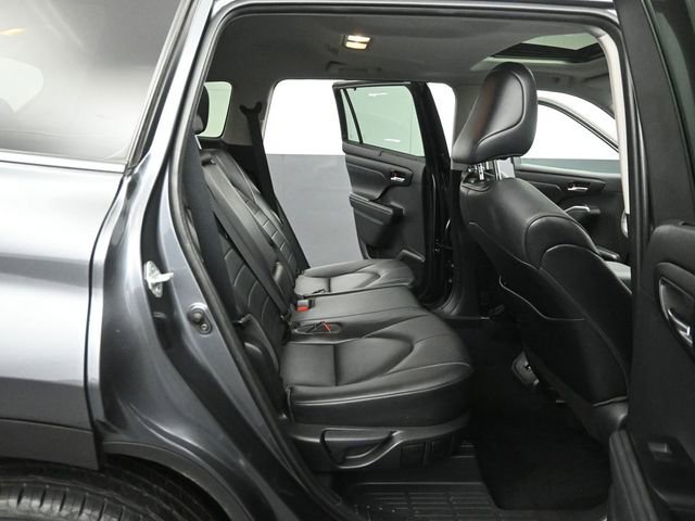 Used 2021 Toyota Highlander XLE AWD/4WD image 25