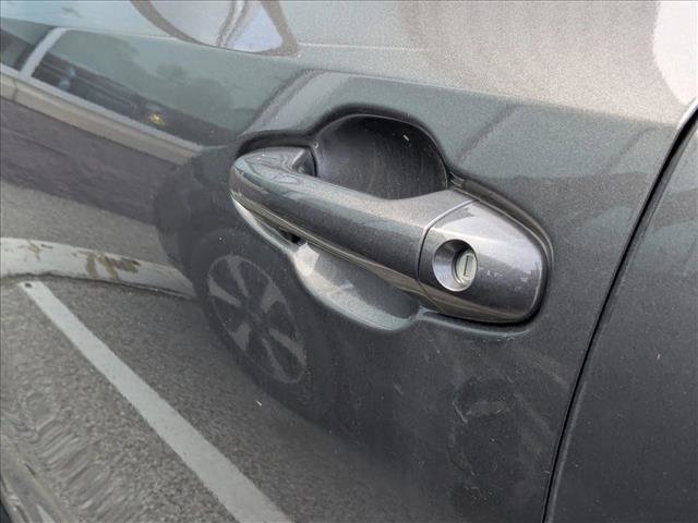 Used 2017 Toyota Highlander SE w/ Carpet Mat Package AWD/4WD image 12