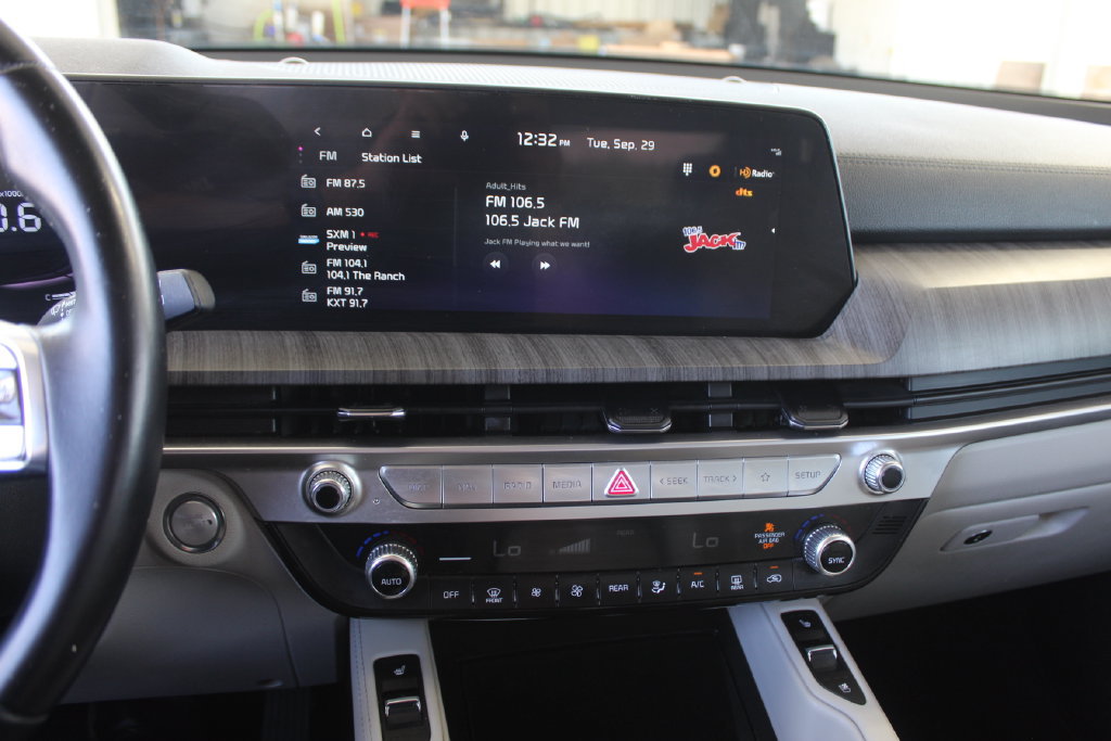 Used 2023 Kia Telluride EX w/ EX Captain's Chair Package FWD image 12