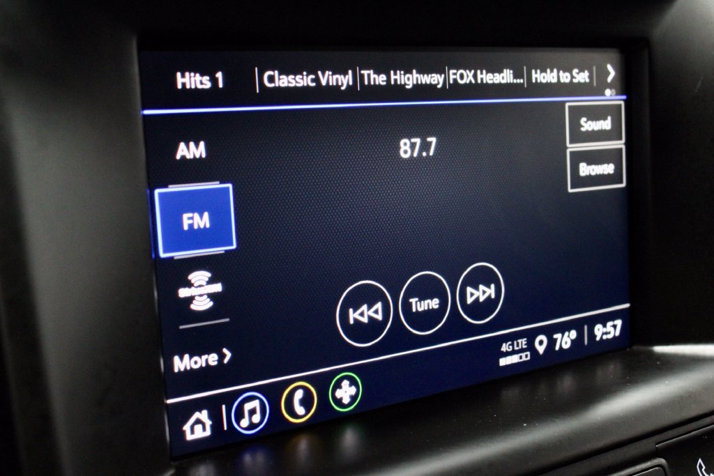 Used 2024 GMC Terrain SLE w/ Driver Convenience Package FWD image 3