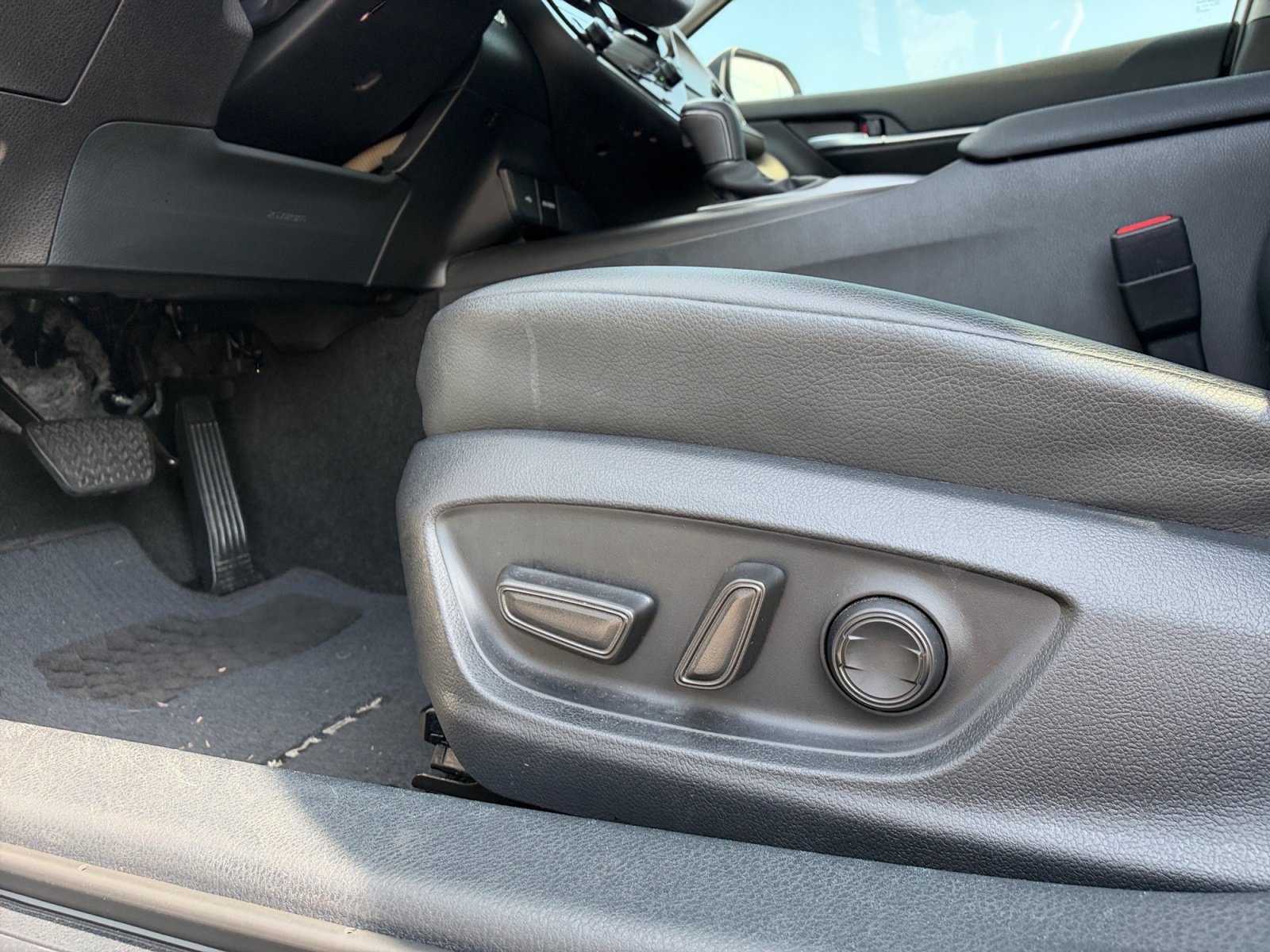 Used 2023 Toyota Camry SE w/ Convenience Package FWD image 19