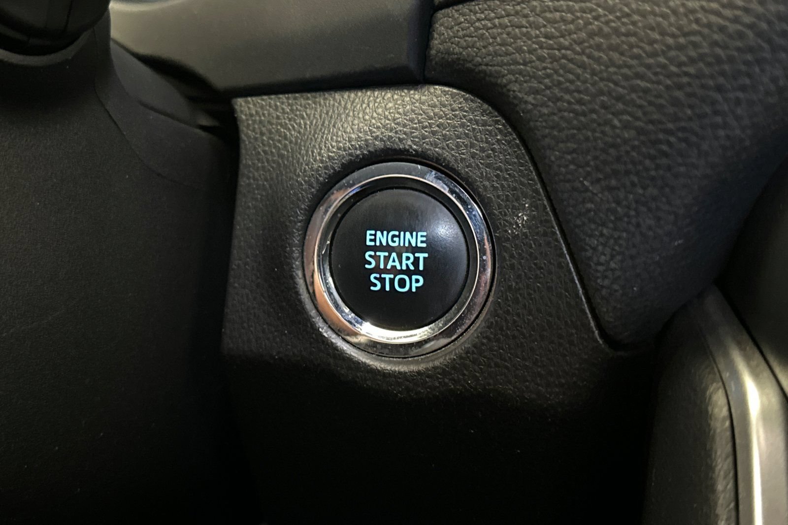 Used 2019 Toyota RAV4 Limited w/ Advanced Technology Package AWD/4WD image 24