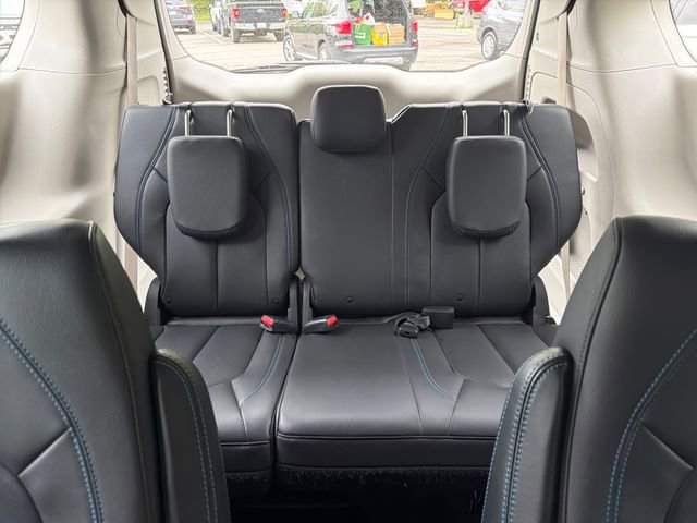 Used 2021 Chrysler Pacifica Touring-L AWD/4WD image 27