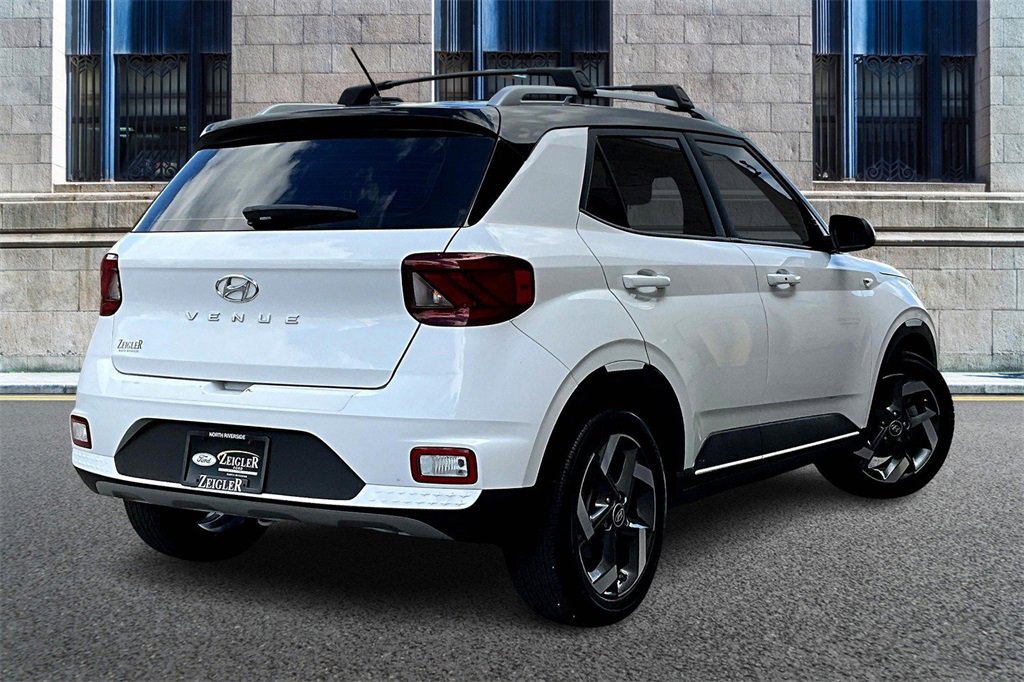 Used 2023 Hyundai Venue Limited image 11