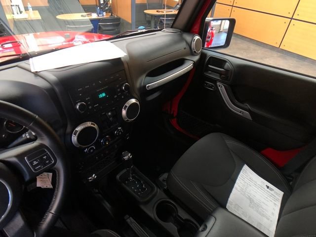 Used 2017 Jeep Wrangler Unlimited Sahara w/ Connectivity Group image 18