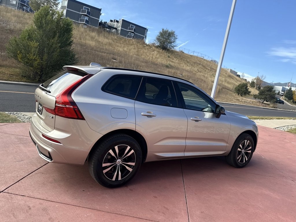 Used 2025 Volvo XC60 B5 Core image 5