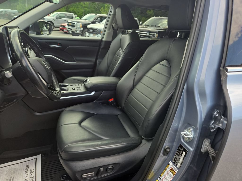 Used 2020 Toyota Highlander XLE AWD/4WD image 6